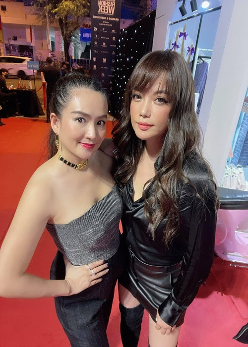 Bà xã của Bình Minh diện áo cúp ngực khoe vai trần gợi cảm, đọ sắc cùng Trương Ngọc Ánh.