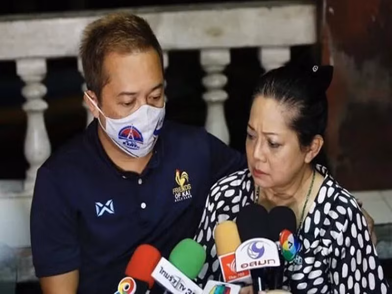 Phía bà Panida - mẹ Tangmo nộp các bằng chứng cho cơ quan chức năng gồm tin nhắn ghi lại cuộc trò chuyện được cho là có liên quan đến cái chết của con gái. Bà Panida khẳng định quản lý Kratik đã lừa Tangmo tiếp khách nhóm người trên thuyền. Khi nữ diễn viên phản đối đã dẫn đến mâu thuẫn. Ngoài ra, bà Panida còn nộp một hộp đồ bí ẩn, bên trong có một chiếc đĩa CD thắt nơ đen và một tập giấy viết chữ nguệch ngoạc mà bà nhận được. Ảnh: Vietnamnet