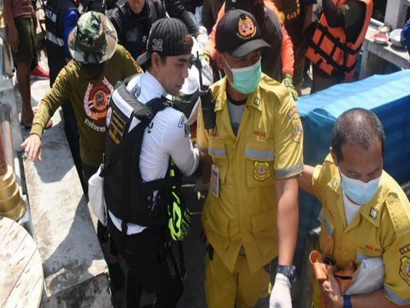 Tờ Khaosod đưa tin, sau khi nhận được tin báo, sở cảnh sát Muang Nonthaburi huy động đội cứu hộ gồm 15 người tích cực tìm kiếm diễn viên “Chiếc lá cuốn bay” rơi xuống sông. Sau 38 giờ mất tích, thi thể của Tangmo được tìm thấy. Ảnh: Thairath