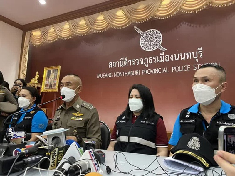 Ngày 1/3, cảnh sát Thái Lan đã tổ chức họp báo công bố kết quả khám nghiệm tử thi Tangmo. Cảnh sát cho biết, thông qua khám nghiệm tử thi, họ phát hiện Tangmo tử vong do ngạt thở và đuối nước. Tangmo có một vết thương ở đùi trái do vật sắc nhọn gây ra, được phỏng đoán là chân vịt của thuyền. Cảnh sát cho biết cần phải chờ kiểm tra thêm để biết chính xác nguyên nhân về vết thương này. Ngoài ra, cơ quan chức năng còn tìm thấy một miếng băng vệ sinh cá nhân và đang trong quá trình tìm dấu vết nước tiểu và kinh nguyệt. Trung tướng Chiraphat - đại diện bên điều tra cho hay, cơ quan điều tra cần có thêm thời gian để tìm hiểu lý do khiến Tangmo rơi xuống nước. Ảnh: Thairath