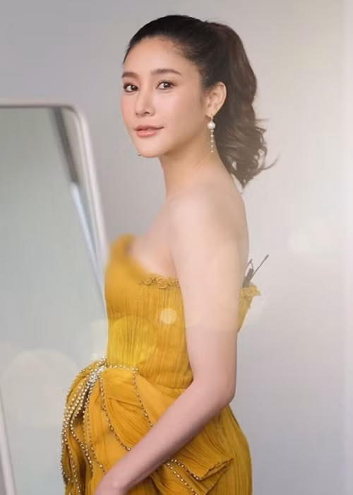 Theo Khun Po, mọi người đều cởi giày khi lên thuyền do đó, thông tin Tangmo bị ngã vì giày cao gót trơn trượt là không đúng. Bên cạnh đó, Khun Po không biết đến chuyện Tangmo một mình ra sau thuyền đi vệ sinh. Khun Pon cũng cho biết, nhóm đã cùng nhau uống 6 ly rượu. Sau đó, mọi người đều tản ra làm việc riêng nên Khun Pon không chắc Tangmo có uống say hay không. Ảnh: Vietnamnet