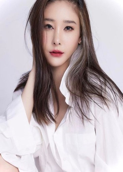 Ngày 26/2, Thairath đưa tin cảnh sát đã triệu tập nhóm bạn đi cùng Tangmo để lấy lời khai, phục vụ quá trình điều tra. Theo đó, Khun Po - người có mặt trên thuyền vào thời điểm xảy ra vụ tai nạn khai rằng Tangmo ngồi ở phía sau thuyền cùng người bạn tên San. Trước khi rơi xuống sông, Tangmo đã níu chân San. Ảnh: Bangkok Post