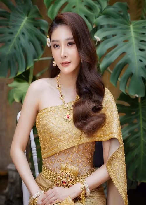 Trang tin Bangkok Post đưa tin nữ diễn viên “Chiếc lá cuốn bay” cùng ba người bạn đi tàu cao tốc từ cầu Sang Hi về Nonthaburi vào ngày 24/2. Đến 23h, cô bị ngã và mất tích sông Chao Praya. Nhân chứng cho hay, Tangmo mặc áo phao khi lên thuyền và biết bơi. Ảnh: Thairath