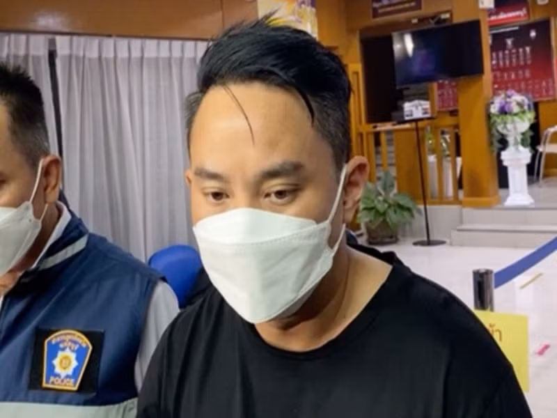 Cũng trong ngày 26/2, Cục Hàng hải Thái Lan ra lệnh khởi tố hình sự chủ thuyền là Papinwit Rodbangyang và Tanuphat Lertthaweewit (trong ảnh) - người điều khiển phương tiện chở Tangmo và nhóm bạn. 21h ngày 26/2 (giờ địa phương), cảnh sát phát lệnh bắt giữ chủ thuyền. Họ bị cáo buộc vi phạm luật an toàn hàng hải, không đưa ra hướng dẫn giao thông đường thủy dẫn đến tai nạn chết người. Ảnh: Vietnamnet