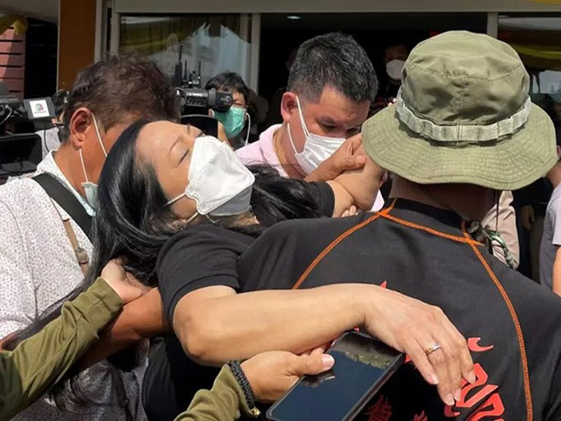 Ngay sau đó, đại diện gia đình Tangmo đã đến nhận diện thi thể. Mẹ và bạn trai của nữ diễn viên vô cùng suy sụp. Ảnh: Vietnamnet