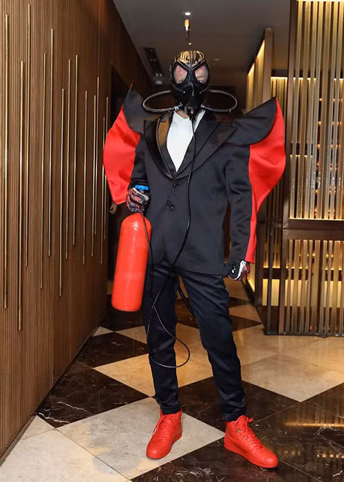 Dược sĩ Tiến cũng mang hình ảnh độc lạ lên thảm đỏ. Anh từng đeo mặt nạ, ôm bình khí và mặc trang phục che kín người. Ảnh: Vietnamnet