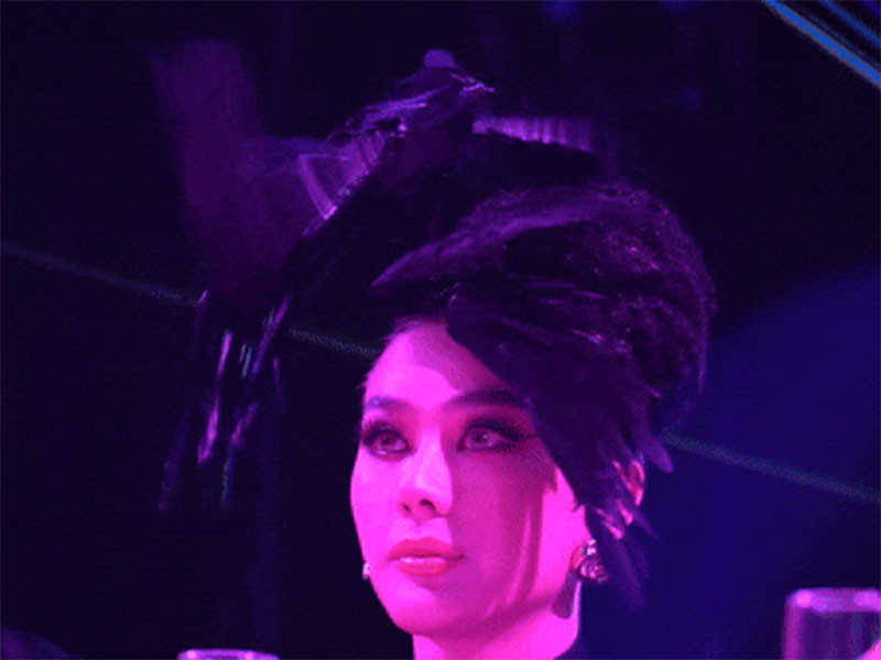 Trong một lần dự thảm đỏ, nữ ca sĩ chuyển giới đội một chiếc mũ có gắn chú chim giả màu đen trên đầu. Tuy nhiên, mô hình này cứ đập cánh mãi khiến cô phải tắt nguồn. Ảnh: Vietnamnet