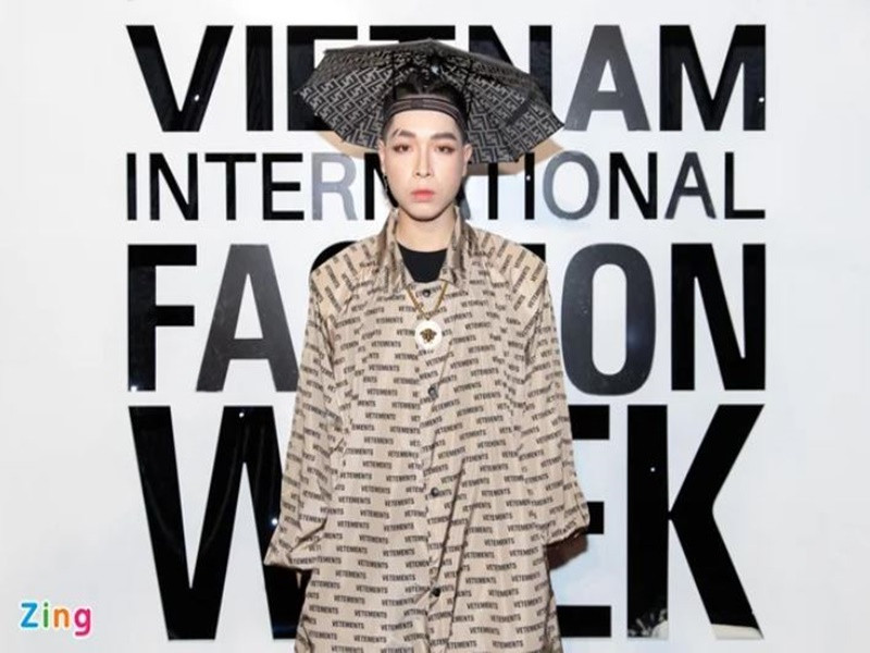 Đức Phúc từng gây chú ý khi diện áo choàng dài phong cách áo mưa và đội mũ ô hiệu Fendi. Nhiều người cho rằng tạo hình của anh giống trong phim kiếm hiệp. Ảnh: Zing