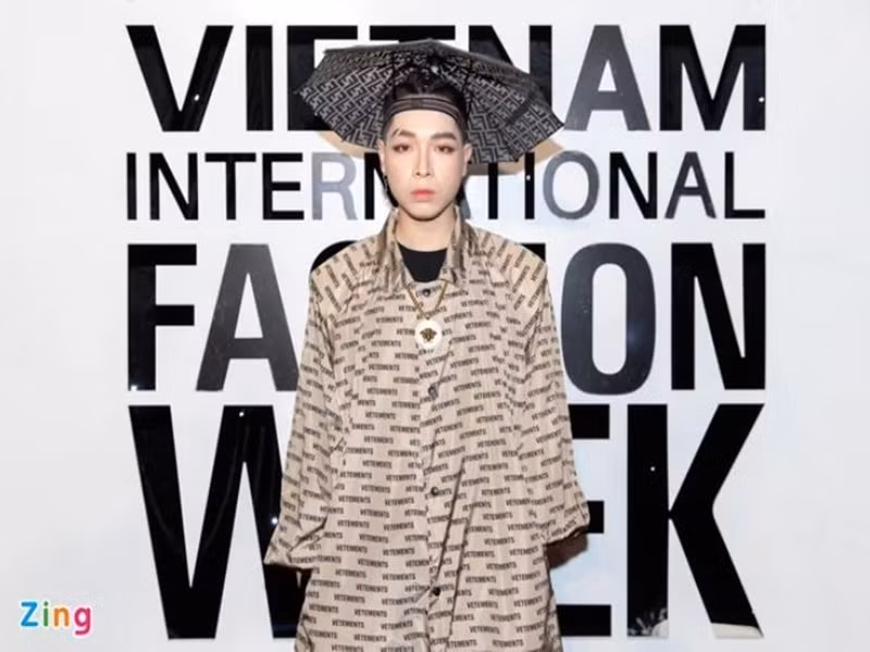 Đức Phúc từng gây chú ý khi diện áo choàng dài phong cách áo mưa và đội mũ ô hiệu Fendi. Nhiều người cho rằng tạo hình của anh giống trong phim kiếm hiệp. Ảnh: Zing