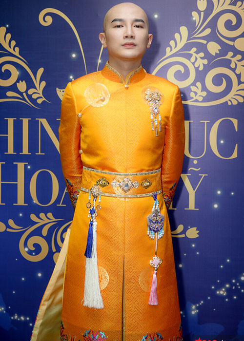 Dược sĩ Tiến từng gây tranh cãi khi “cải trang” thành nhân vật vua Càn Long trong đêm chung kết Chinh phục hoàn mỹ 2018. Ảnh: Saostar