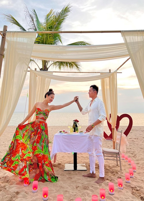 Gần đây, Phương Trinh đi chụp ảnh cưới tại Phú Quốc. Người đẹp cho biết, chi phí chụp ảnh cưới lên đến nửa tỷ đồng. Vợ chồng Phương Trinh dự định tổ chức tiệc cưới ở TP HCM với khoảng 200 khách mời và đám cưới nhỏ ở Phú Quốc, có khoảng 30 người thân thiết.