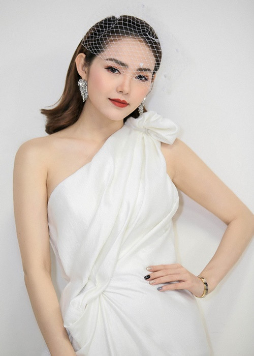 Minh Hằng hé lộ về mức độ đầu tư cho lễ cưới khi tương tác với Đông Nhi. Cụ thể khi Đông Nhi bình luận: “Lên đồ ha", Minh Hằng đáp lại: “Yeah, 8 bộ mới đủ các hoạt động nha”.