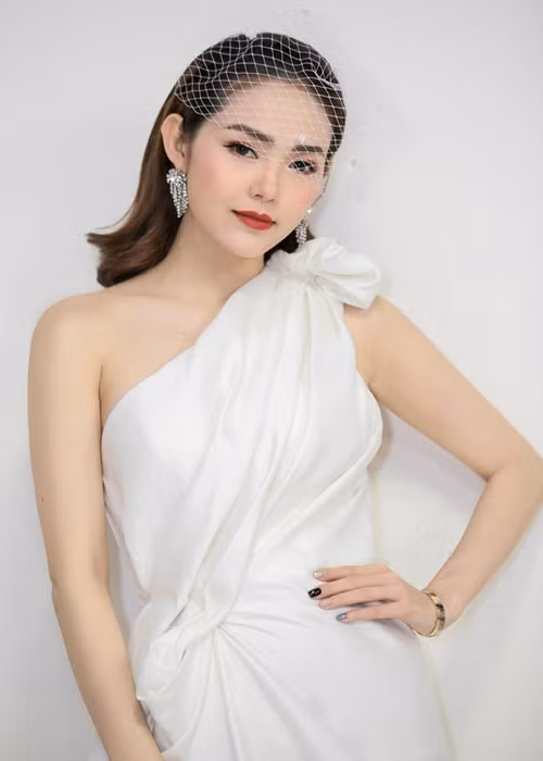 Minh Hằng hé lộ về mức độ đầu tư cho lễ cưới khi tương tác với Đông Nhi. Cụ thể khi Đông Nhi bình luận: “Lên đồ ha", Minh Hằng đáp lại: “Yeah, 8 bộ mới đủ các hoạt động nha”.