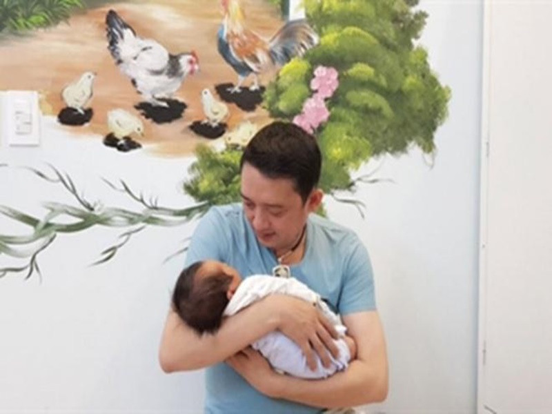 Tháng 6/2018, bà xã kém 15 tuổi hạ sinh con trai cho Chiến Thắng. Ảnh: Lao động