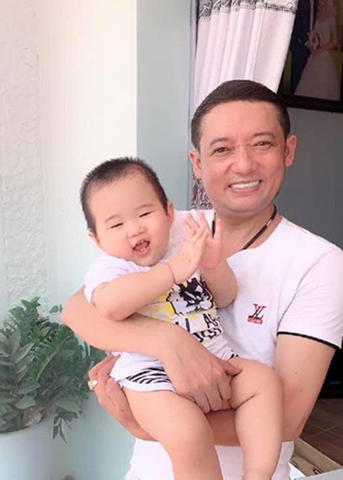 Thích đông con nên Chiến Thắng và Thu Ngọc lên kế hoạch sinh thêm con khi con trai được 4 tuổi. "Càng đông con, tôi càng có động lực chạy show để lo cho các con", anh chia sẻ trên Người đưa tin. Ảnh: FBNV