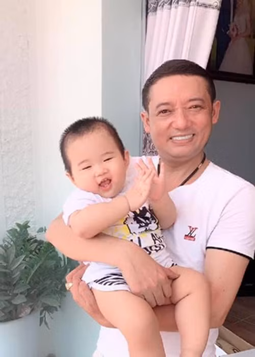 Thích đông con nên Chiến Thắng và Thu Ngọc lên kế hoạch sinh thêm con khi con trai được 4 tuổi. "Càng đông con, tôi càng có động lực chạy show để lo cho các con", anh chia sẻ trên Người đưa tin. Ảnh: FBNV