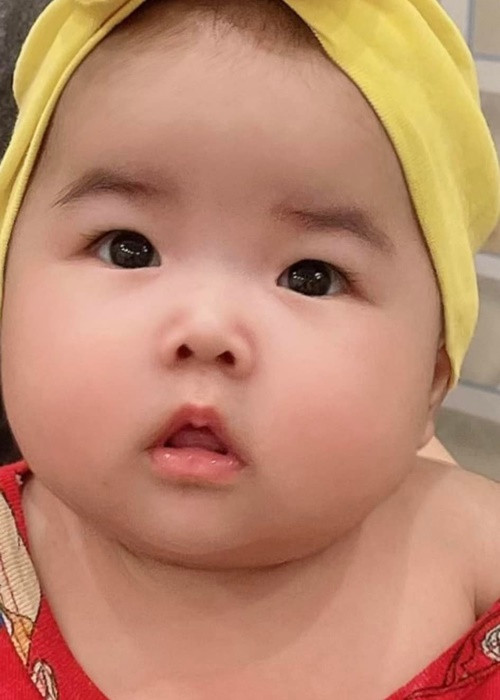 Mới đây, trên trang cá nhân, danh hài Chiến Thắng đăng tải hình ảnh con gái Mỹ Anh. Cô nhóc là trái ngọt thứ hai của nam diễn viên và bà xã Thu Ngọc. Ảnh: FBNV