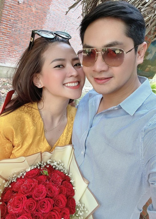 Nữ ca sĩ từng chia sẻ, cha mẹ hai bên mong và hối thúc cô và Minh Luân tổ chức hôn lễ và sớm có con. Ảnh: Zing