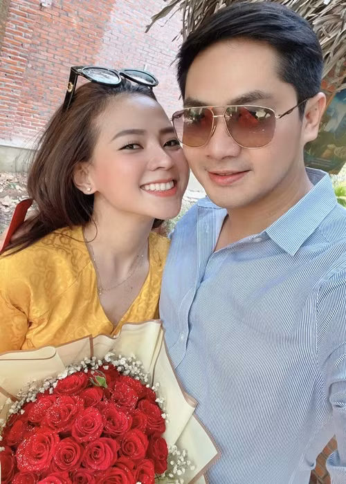 Nữ ca sĩ từng chia sẻ, cha mẹ hai bên mong và hối thúc cô và Minh Luân tổ chức hôn lễ và sớm có con. Ảnh: Zing