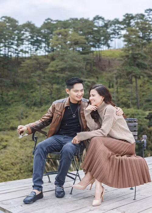 Tin đồn Minh Luân chia tay Thiên Hương rộ lên sau khi nam diễn viên đáp: “Chọn ế luôn rồi” trước bình luận của một người bạn: "Thần tượng của em tính kiếm đại gia nè, chứ cuốc đất 7 năm nay mà không biết bao giờ lên xe hoa nữa đây?". Ảnh: FBNV