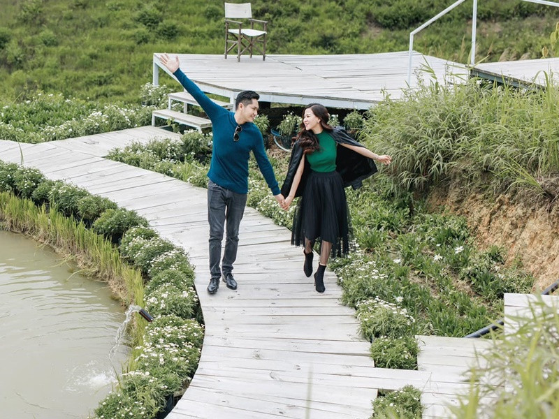 Cặp đôi quen nhau từ cuộc thi Duyên dáng Bolero 2018. Trước khi yêu nhau, cả hai có 2 năm làm bạn. Ảnh: FBNV