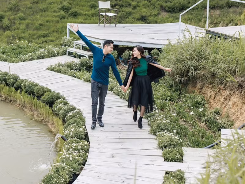 Cặp đôi quen nhau từ cuộc thi Duyên dáng Bolero 2018. Trước khi yêu nhau, cả hai có 2 năm làm bạn. Ảnh: FBNV