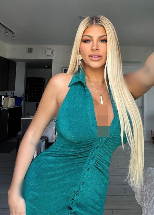 Chân dài 33 tuổi kheo vòng một ngoại cỡ khi cởi bung 5 hàng cúc váy ôm body.