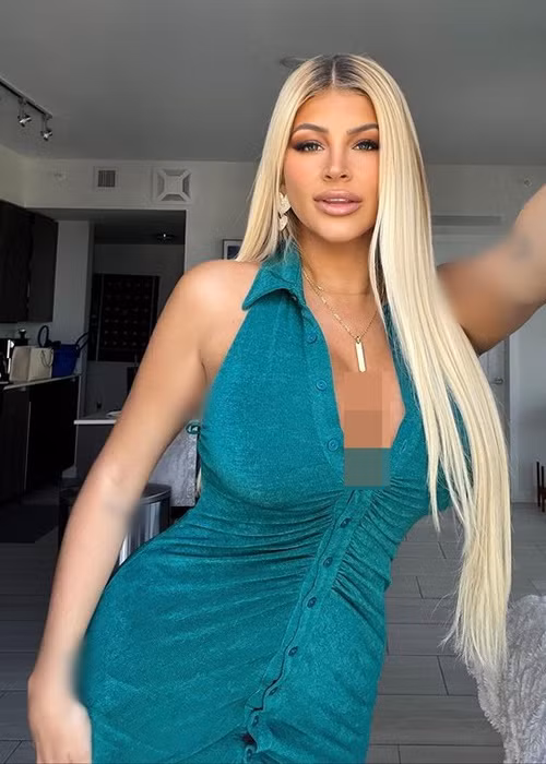 Chân dài 33 tuổi kheo vòng một ngoại cỡ khi cởi bung 5 hàng cúc váy ôm body.