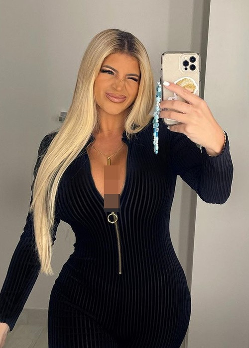 Neyleen Ashley yêu thích các mẫu váy thun ôm dáng, có khóa kéo ở ngực.