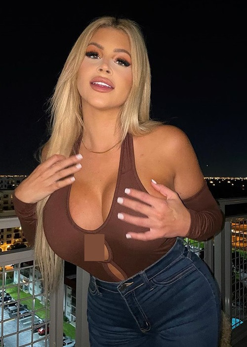 Chân dài 33 tuổi khao khát có “ vòng một lớn nhất nước Mỹ” nên 3 lần nâng ngực. Ca dao kéo đầu tiên diễn ra vào năm cô 18 tuổi.