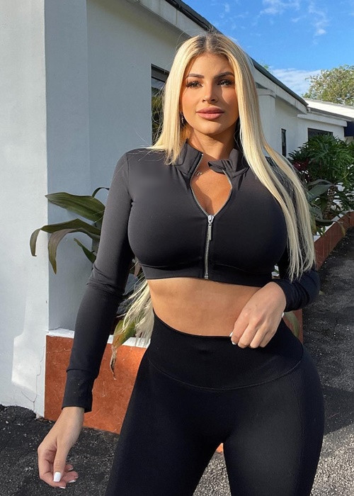 Mới đây, nữ người mẫu gợi cảm quyết định sẽ rút túi ngực bởi những cơn đau do túi ngực gây ra.