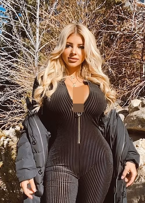 Để khoe triệt để đường cong quyến rũ, nữ người mẫu 33 tuổi này chuộng mặc trang phục bó sát.