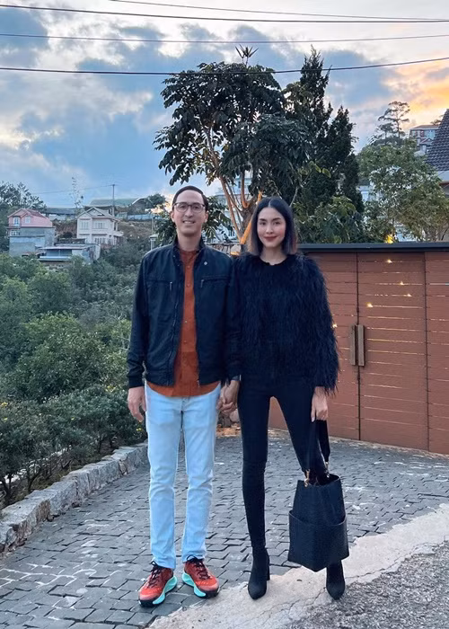 Trước đó, Hà Tăng khoe ảnh nắm tay chồng khi ở Đà Lạt.