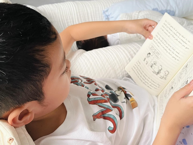 Tăng Thanh Hà đăng tải hình ảnh bé Richard - con trai đầu lòng đọc sách tiếng Anh.