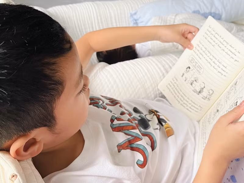 Tăng Thanh Hà đăng tải hình ảnh bé Richard - con trai đầu lòng đọc sách tiếng Anh.