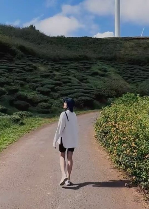 Nữ diễn viên khoe chân dài mướt mắt, vòng eo thon gọn trong chuyến du lịch mới đây.