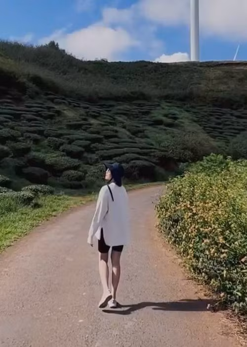 Nữ diễn viên khoe chân dài mướt mắt, vòng eo thon gọn trong chuyến du lịch mới đây.