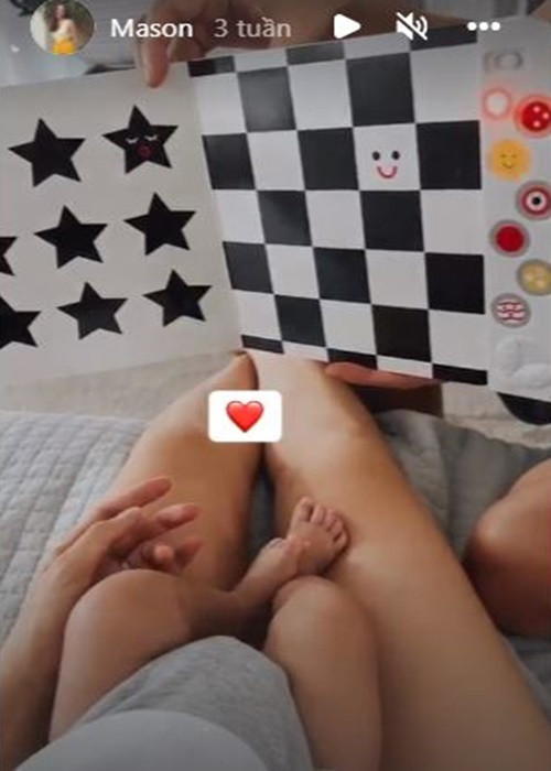 Gần đây, cô khoe bé Mason sở hữu đôi chân khá dài, trông bụ bẫm.