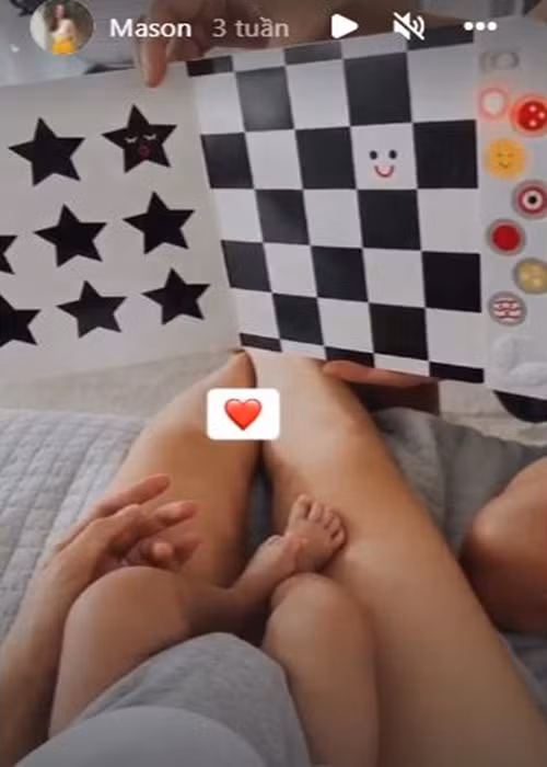 Gần đây, cô khoe bé Mason sở hữu đôi chân khá dài, trông bụ bẫm.