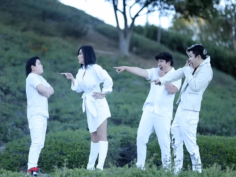 Mới đây, trên trang cá nhân, Trizzie Phương Trinh đăng tải hình ảnh bên các con. Đi kèm với đó, vợ cũ của Bằng Kiều chia sẻ: "Có một chị bạn muốn giới thiệu mình cho một anh nào đó. Chị ấy nói, em đổi hình profile nào nhìn cho nó sexy tí, chứ nhìn vô Facebook thấy toàn hình con cái người ta sợ. Mình nghe vậy hết hồn nên liền đổi ngay hình này".