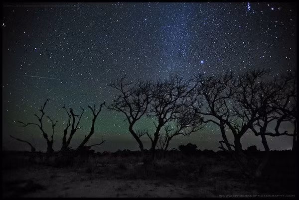 Cụ thể, nhiều tài liệu cổ đã ghi nhận sự kiện trận mưa thiên thạch năm 1490 tại Trung Quốc, giết chết khoảng 10.000 người dưới thời nhà Minh. Hung thủ của thảm họa ấy được cho chính là sao chổi C/1490 Y1.