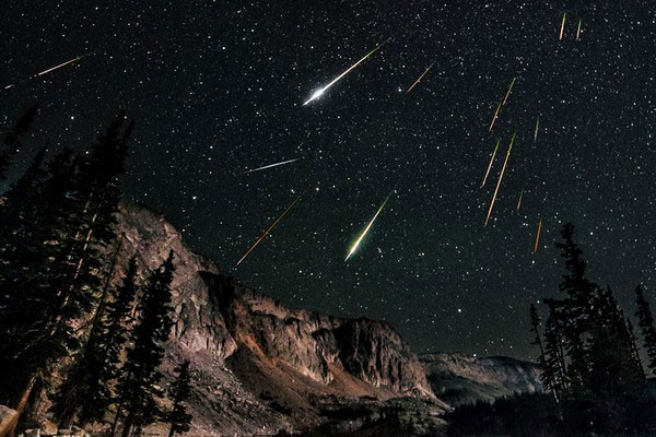 Điểm đặc biệt của Perseids là tần suất xuất hiện của quả cầu lửa (fire balll) rất cao. Đây cũng là một trong số ít những cơn mưa sao băng người Việt Nam có thể quan sát được bằng mắt thường. Thông thường, sao băng trong hiện tượng này bay vào khí quyển ở độ cao khoảng 80km so với mặt đất.
