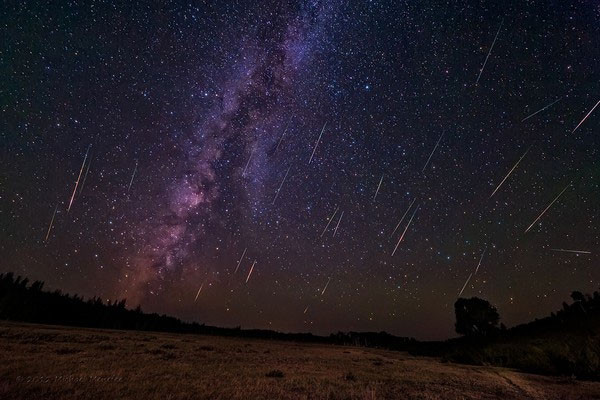 Mưa sao băng Perseids thường xuất hiện từ giữa tháng 7 và đạt đỉnh vào giữa tháng 8. Ngay từ năm 36, hình ảnh về sao băng này đã được người Trung Hoa cổ đại ghi lại. Tới năm 1865, con người đã tìm ra gốc tích của hiện tượng này.
