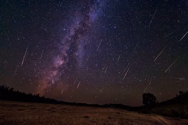 Mưa sao băng Perseids thường xuất hiện từ giữa tháng 7 và đạt đỉnh vào giữa tháng 8. Ngay từ năm 36, hình ảnh về sao băng này đã được người Trung Hoa cổ đại ghi lại. Tới năm 1865, con người đã tìm ra gốc tích của hiện tượng này.