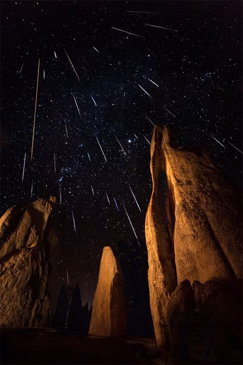 4. Mưa sao băng Geminids: Geminids là cơn mưa sao băng cuối cùng trong năm nhưng cũng là cơn mưa đáng chờ đợi bậc nhất. Về bản chất, chúng vốn là các mảnh thiên thạch của sao chổi 3200 Phaethons bay vào khí quyển Trái đất.