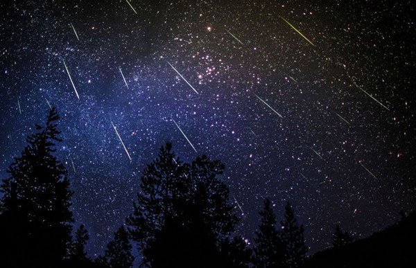 Theo đó, mưa sao băng Perseids là do các mảnh vỡ của sao chổi 109P/Swift-Tuttle (S-T) rơi vào khí quyển mà tạo thành. Khi đạt đỉnh, chúng ta có thể quan sát khoảng 60 vệt sao băng rơi mỗi giờ trong trận mưa sao băng Perseids.