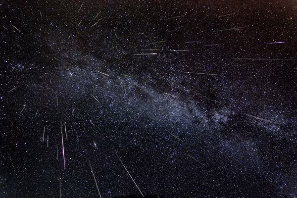 Khi mưa sao băng này đạt đỉnh, bạn có thể quan sát tới 100 vệt sao mỗi giờ. Tuy nhiên, đỉnh điểm của cơn mưa sao băng này chỉ kéo dài vài tiếng đồng hồ chứ không tới vài ngày như các cơn mưa sao băng khác. Điểm làm nên sức hấp dẫn của Quadrantids, đó chính là nguồn gốc có phần bí ẩn của mưa sao băng này. Trên thực tế, Quadrantids xuất phát từ một chòm sao có tên Quadrans Muralis từ thế kỷ XIX, song chòm sao này đã biến mất hoàn toàn trong bản đồ thiên văn học hiện đại.