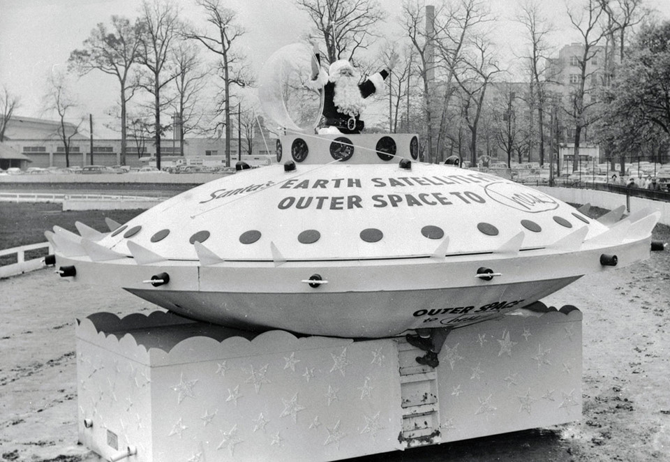 Cưỡi xe tuần lộc là hành động đã quá quen thuộc, giờ ông già Noel còn dùng cả tàu vũ trụ đi phát quà. Ảnh: Bettmann.