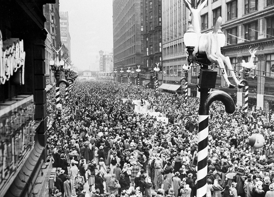 Ngày 19/11/1949, người dân Chicago đổ xô đến phố State Street khi ông già Noel ghé qua. Ước tính có khoảng nửa triệu người đã có mặt tại đây để đón chào ngày lễ trọng đại này. Ảnh: Bettmann.