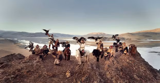 Người bản địa trên đồi Khoyor Tolgoi, hạt Altan Tsogts Bayan Ulgii, Mông Cổ. Kazakh là hậu duệ của những tộc người di cư cổ xưa đến từ Đông Âu. Ngày nay, những người đàn ông trưởng thành của bộ tộc thường đi săn cùng một con đại bàng đã được thuần dưỡng. Họ sinh sống chủ yếu ở vùng Bắc Trung Á (gồm các nước Kazakhstan, Uzbekistan, Trung Quốc, Nga, Mông Cổ).